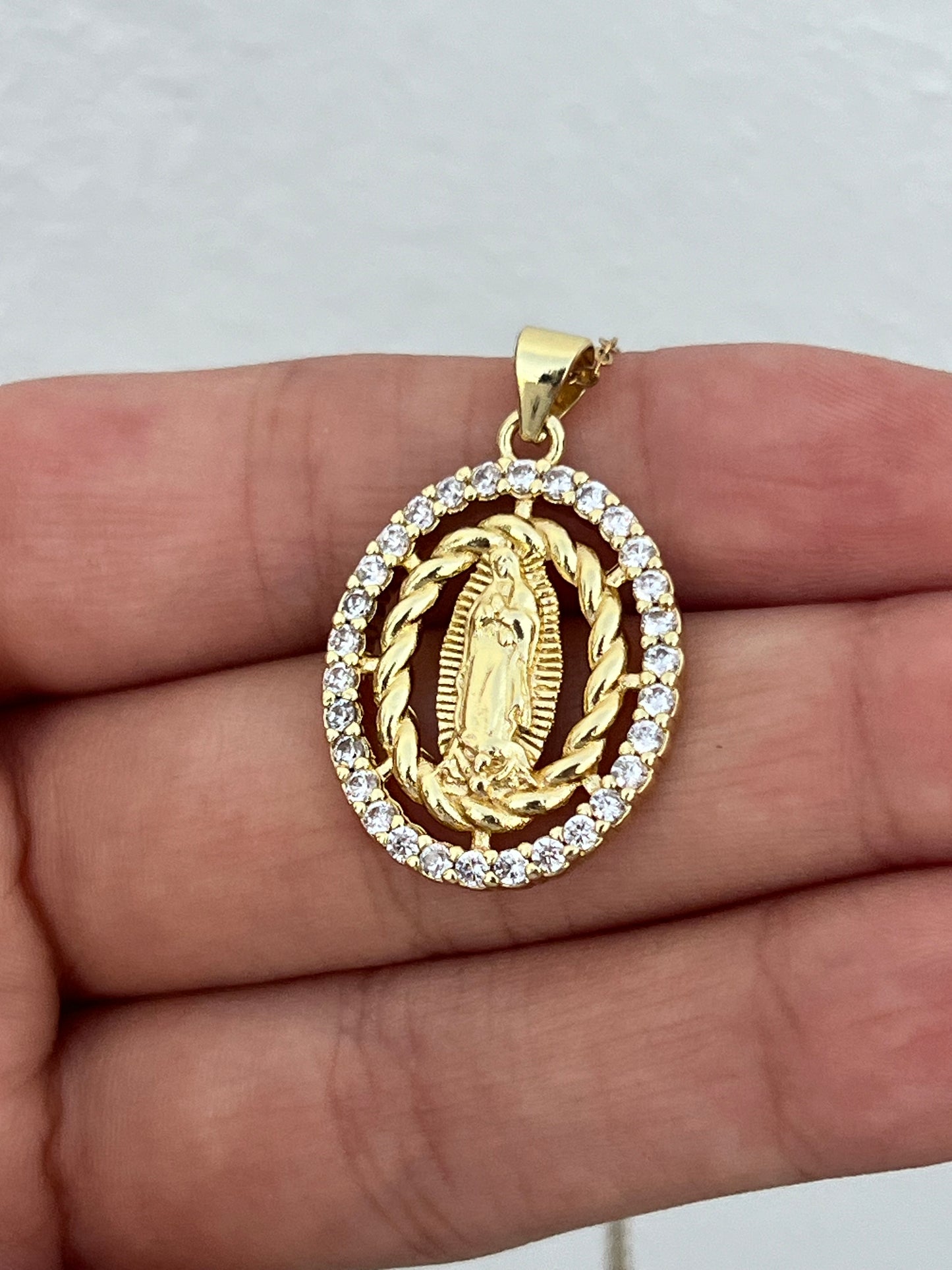 Collar “Virgen de Guadalupe” con Zirconia ovalada