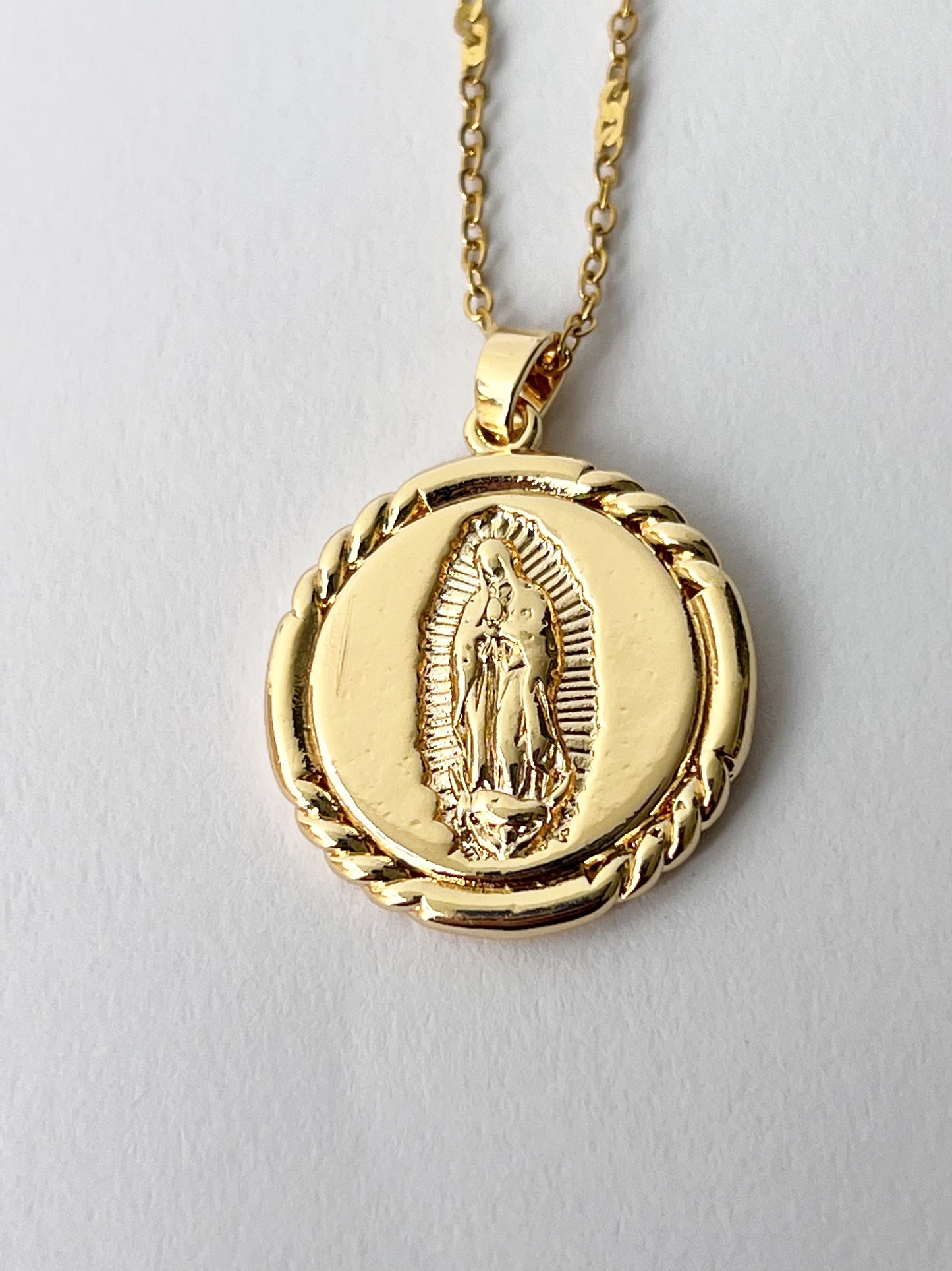 Collar Virgen de Guadalupe Redonda