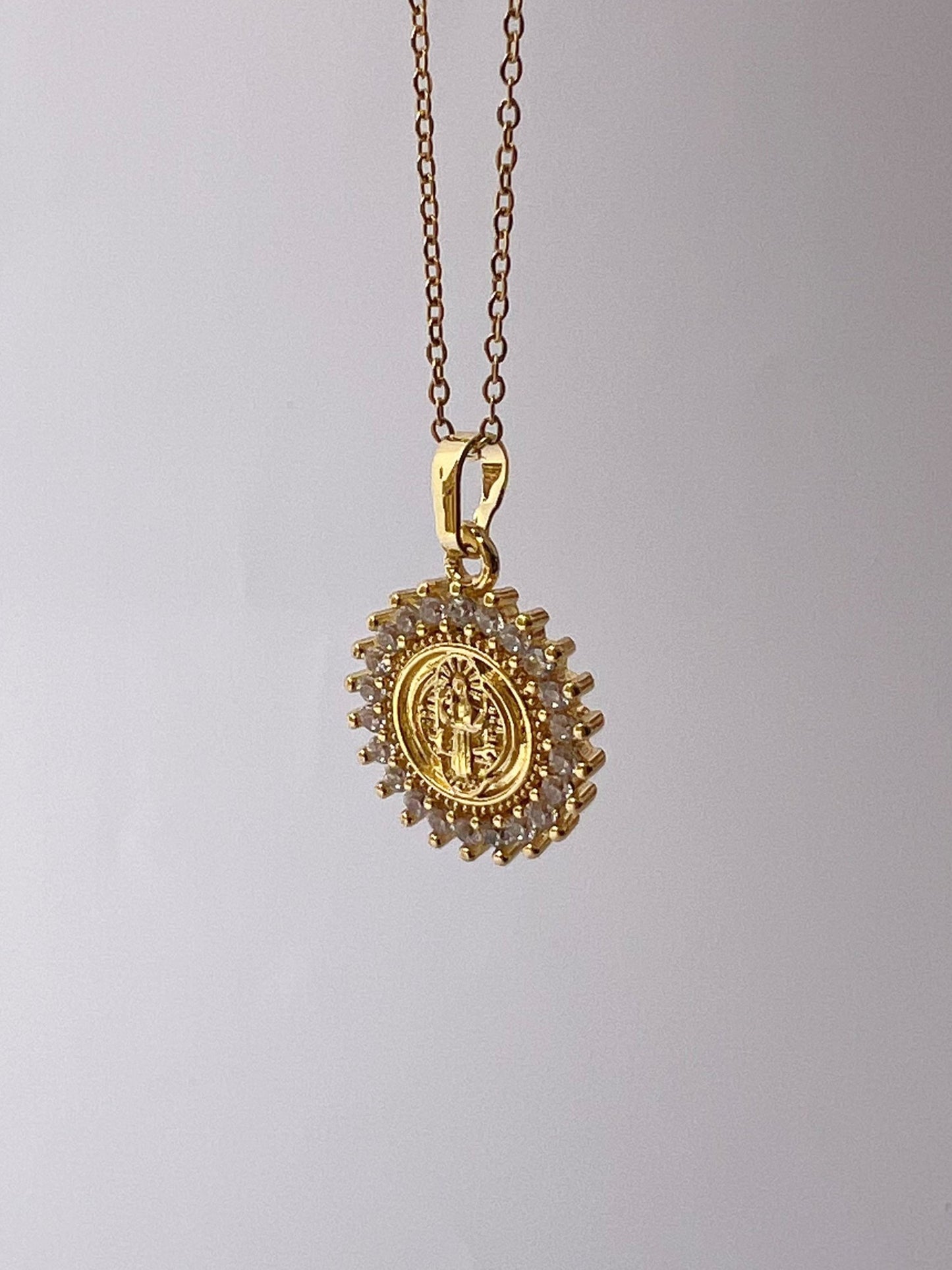 Collar "Medalla de San Benito" con Zirconia
