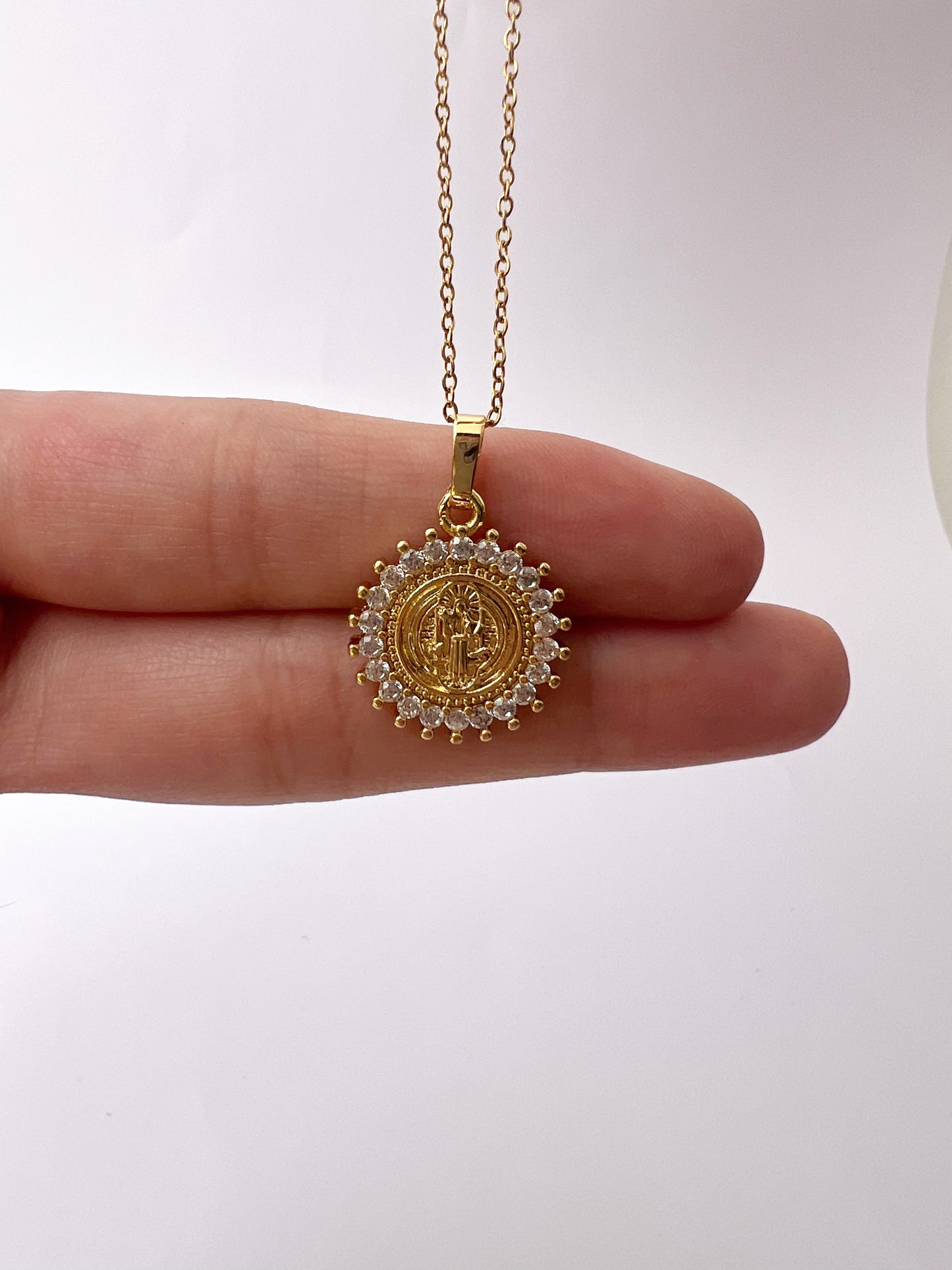 Collar "Medalla de San Benito" con Zirconia