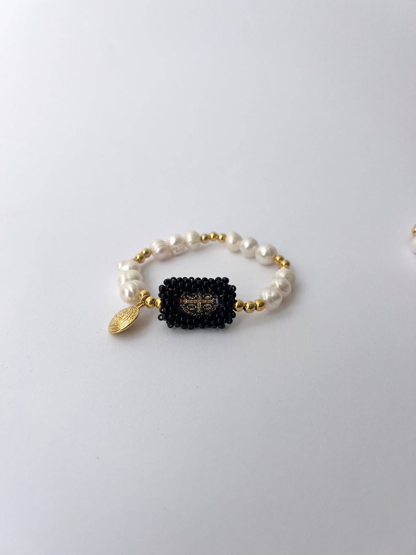 Pulsera Perla Escapulario Bordado